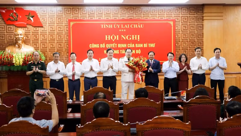 Ban Thường vụ Tỉnh ủy Lai Châu tặng hoa chúc mừng Đại tá Bùi Quyết Toán.
