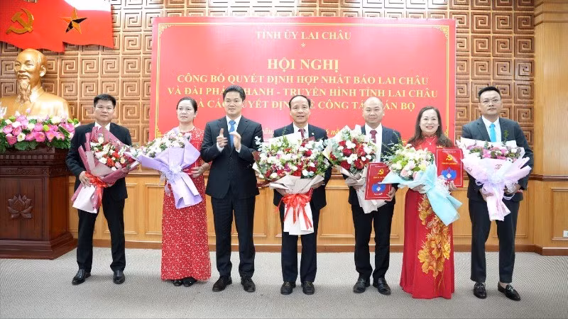 Thường trực Tỉnh uỷ Lai Châu tặng hoa chúc mừng Ban Biên tập Báo Lai Châu sau sáp nhập.