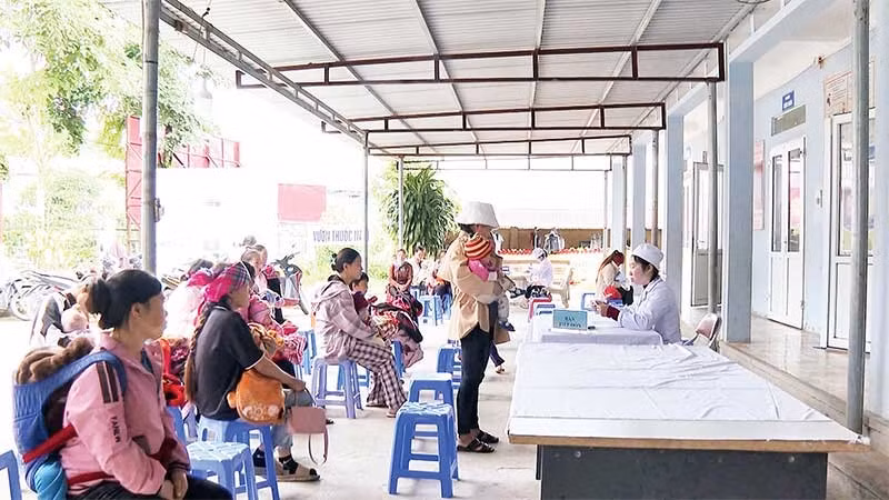 Người dân đến khám, chữa bệnh tại Trạm y tế xã Khun Há.