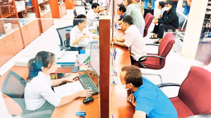 Cán bộ công chức tại Trung tâm Phục vụ hành chính công phường Bà Rịa tiếp nhận và hỗ trợ giải quyết thủ tục hành chính cho người dân.