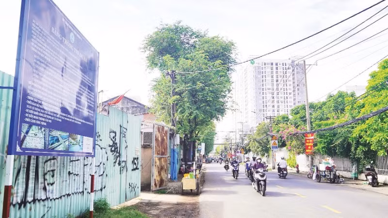 Địa phương đang tích cực vận động các hộ dân nhận bồi thường, bàn giao mặt bằng để sớm khởi công dự án cầu đường Nguyễn Khoái vào tháng 10/2025. (Ảnh THẾ ANH)