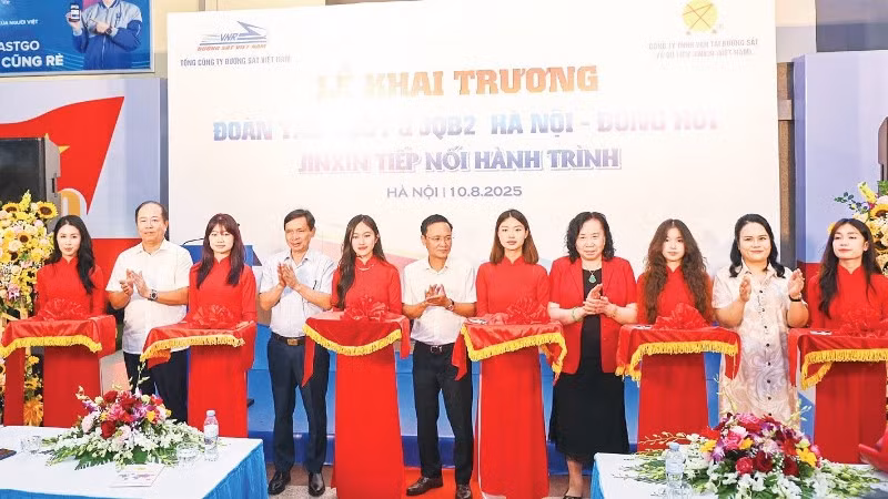 Các đại biểu thực hiện nghi thức khai trương đoàn tàu. (Ảnh TRẦN LONG)
