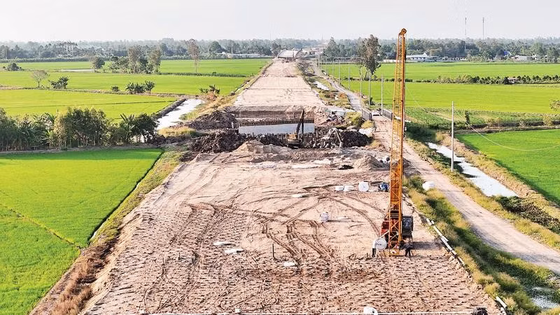 Đường cao tốc Châu Đốc-Cần Thơ-Sóc Trăng tiến độ thi công chậm do thiếu cát san lấp nền.