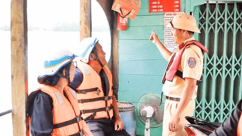 Lực lượng Công an thành phố Cần Thơ tuyên truyền về an toàn giao thông đường thủy đến hành khách (Ảnh Công an cung cấp)