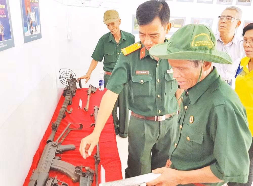 Các cựu chiến binh tham quan nhà trưng bày tại Ô Tà Sóc.