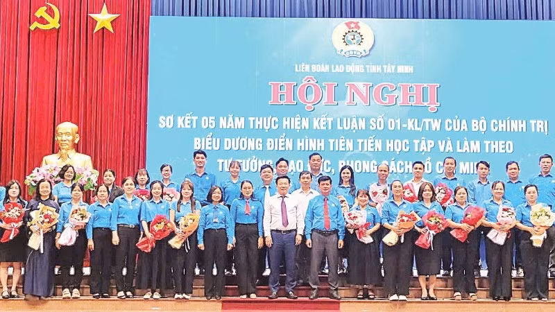 Lãnh đạo tỉnh Tây Ninh khen thưởng các cá nhân và tập thể có thành tích xuất sắc.