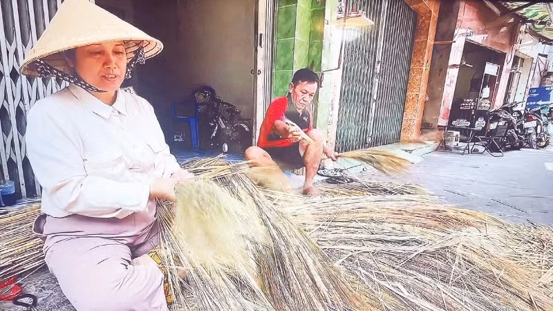 Bà Huỳnh Thị Kim Thảnh gắn bó lâu năm với nghề làm chổi đót ở phường Bình Tiên, Thành phố Hồ Chí Minh.
