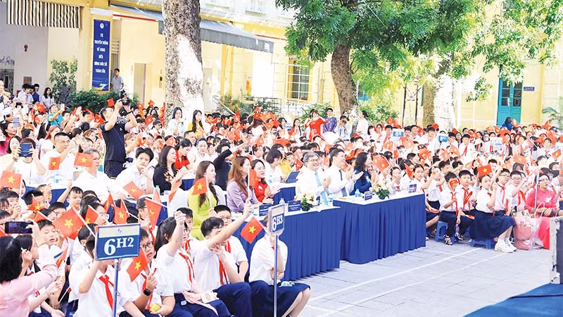 Học sinh Trường THCS Trưng Vương (phường Cửa Nam) hân hoan chào đón năm học mới 2025-2026.