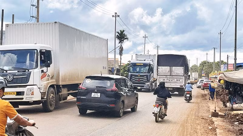 Vào vụ thu hoạch sầu riêng, lượng phương tiện tham gia giao thông trên Quốc lộ 26 đoạn qua xã Ea Knuếc và Krông Pắc, tỉnh Đắk Lắk tăng đột biến.