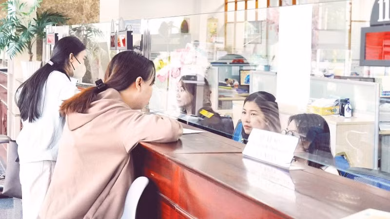 Người dân làm thủ tục nộp thuế tại Thuế Thành phố Hồ Chí Minh.