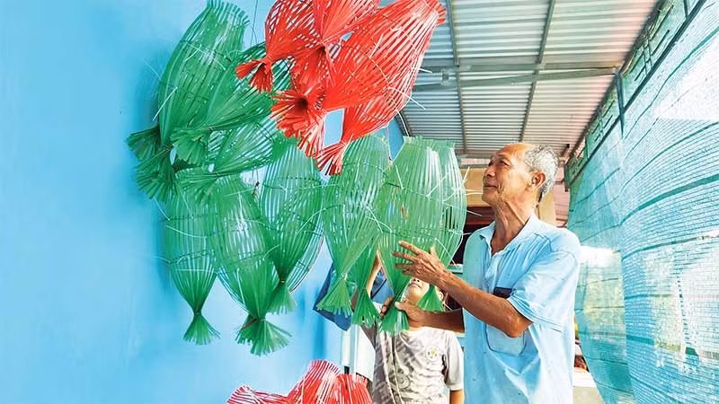 Sản phẩm của ông Nguyễn Văn Lẹ được làm bằng dây nhựa buộc gạch bỏ đi tại các công trình xây dựng.