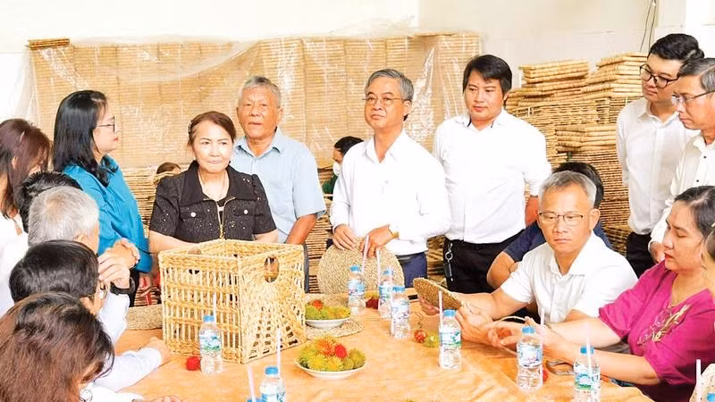 Đoàn công tác của Đại học Quốc gia Thành phố Hồ Chí Minh khảo sát thực tế tại Hợp tác xã An Phú.