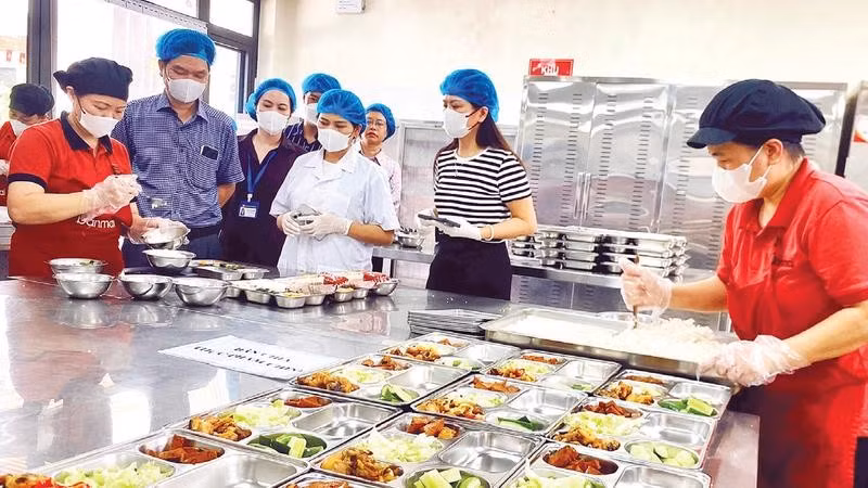 Kiểm tra an toàn thực phẩm bếp ăn bán trú tại Trường tiểu học Xuân La sáng ngày 24/9.