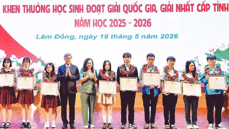 Lãnh đạo tỉnh Lâm Đồng trao bằng khen tặng học sinh đạt giải kỳ thi học sinh giỏi quốc gia (Ảnh MAI VĂN BẢO)
