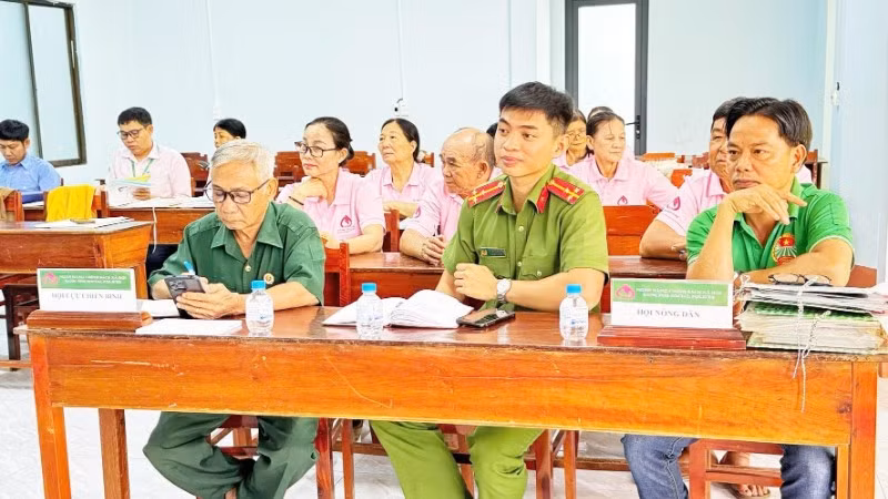 Phường Lộc Ninh tổ chức giải ngân vốn cho hai khách hàng đầu tiên theo chính sách mới về vốn tín dụng đối với người sau cai nghiện.