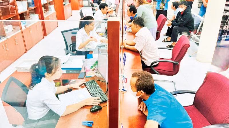 Cán bộ công chức phường Bà Rịa hỗ trợ giải quyết thủ tục hành chính cho người dân.