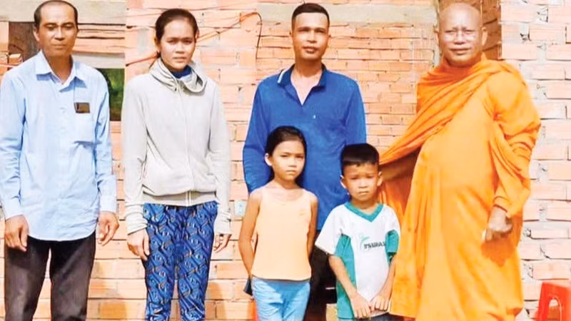 Hòa thượng Tăng Sa Vông (bìa phải), Trụ trì chùa Cái Giá luôn tích cực tham gia công tác xã hội tại địa phương.