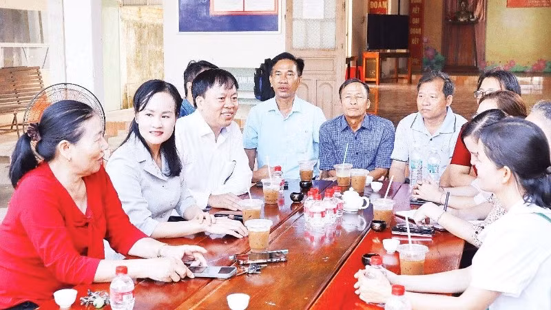 Lãnh đạo phường Bình Phước, thành phố Đồng Nai gặp gỡ nhân dân trước 8 giờ sáng để nắm bắt tâm tư, nguyện vọng của nhân dân.