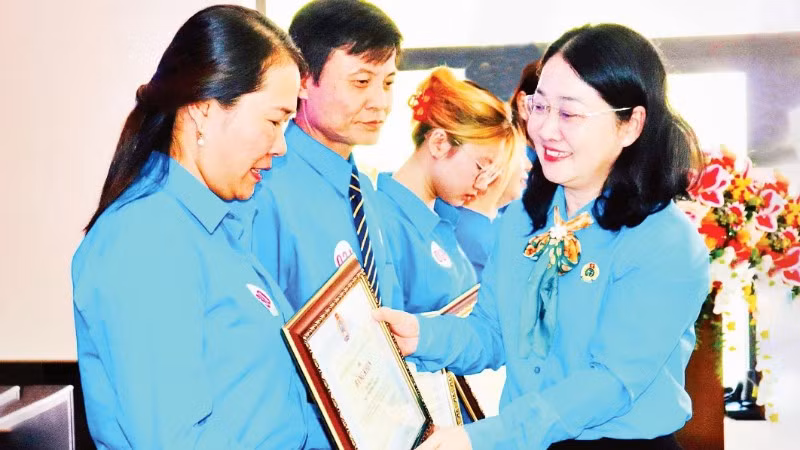 Bà Nguyễn Kim Loan, Thành ủy viên, Phó Chủ tịch Liên đoàn Lao động Thành phố Hồ Chí Minh trao Bằng khen tặng các điển hình trong học tập và làm theo Bác.