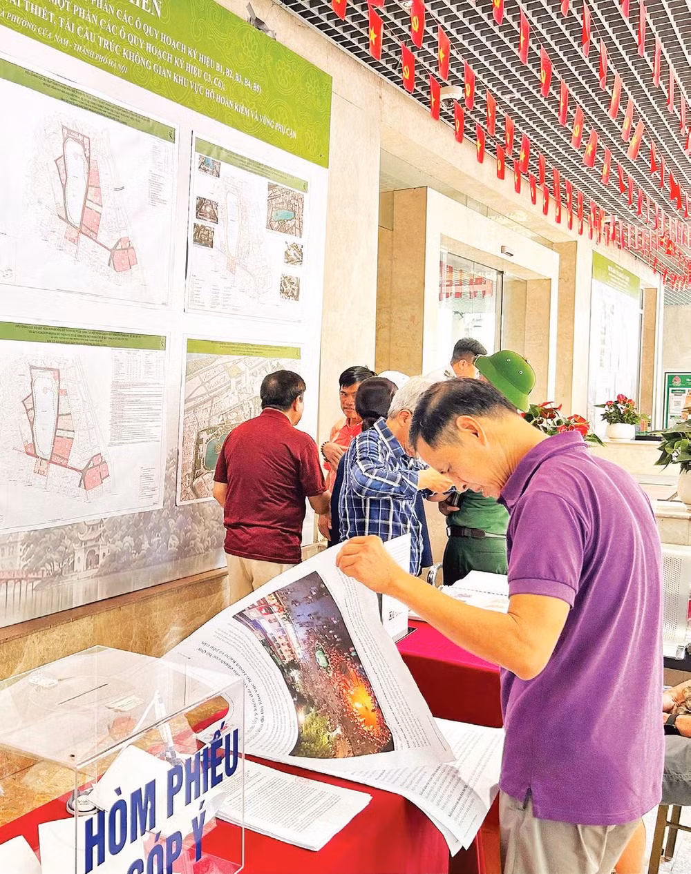 Người dân tiếp cận thông tin về phương án điều chỉnh quy hoạch.
