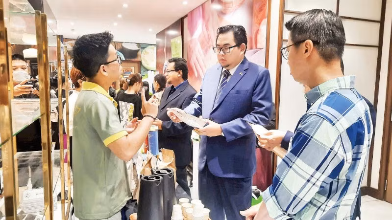 Nhà đầu tư FDI tìm hiểu các sản phẩm thực phẩm được trưng bày tại Trung tâm Xúc tiến thương mại và đầu tư Thành phố Hồ Chí Minh.