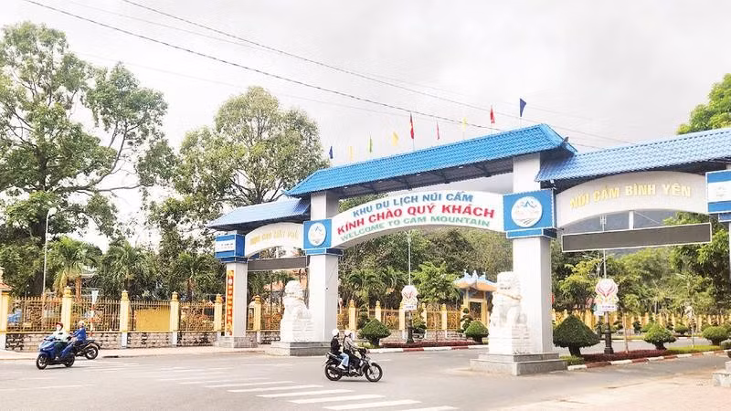 Đường vào khu du lịch Núi Cấm, xã Núi Cấm.