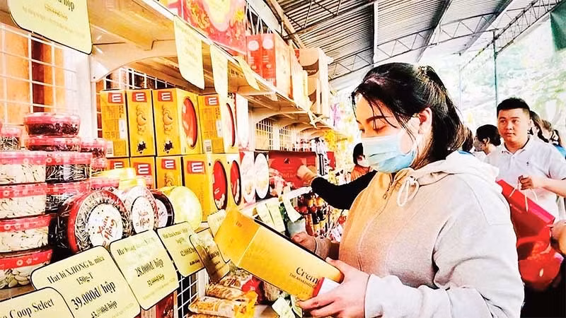 Công nhân vui mừng lựa chọn những mặt hàng thiết yếu tại Điểm phúc lợi đoàn viên.
