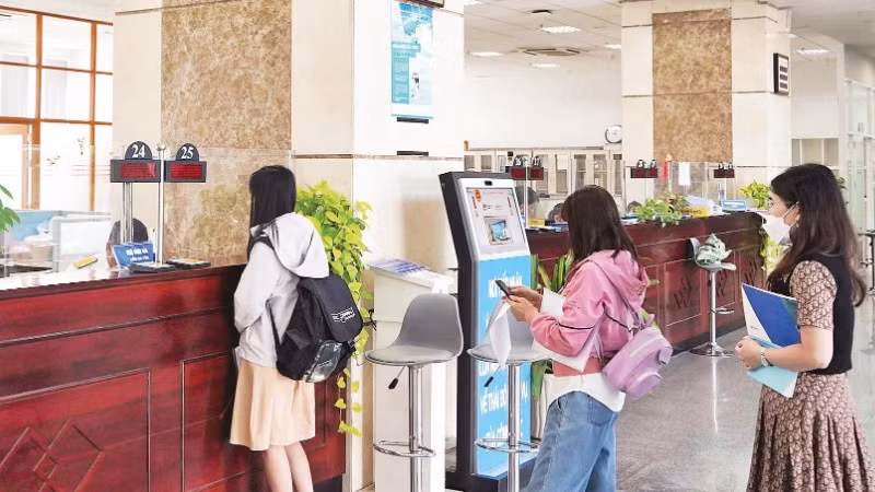 Người nộp thuế làm thủ tục kê khai thuế tại Thuế Thành phố Hồ Chí Minh (Ảnh THẾ ANH)