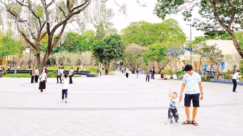 Công viên số 1 Lý Thái Tổ hình thành trên khu đất “đóng băng” góp thêm cho lá phổi xanh của thành phố, trở thành không gian vui chơi công cộng rất ý nghĩa (Ảnh ANH THẾ)
