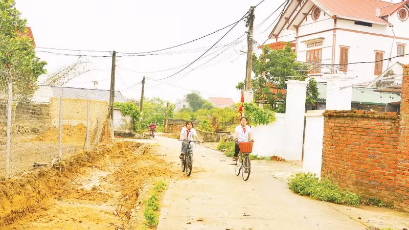 Nhờ hiến đất mở đường, tuyến đường nội thôn tại thôn Quyền, xã Hoàng Vân được mở rộng từ 3,5m lên 7m (tính cả rãnh thoát nước 2 bên đường là 9m).