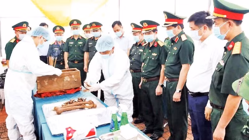 Các đồng chí lãnh đạo Quân khu III và lãnh đạo Ủy ban nhân dân tỉnh Hưng Yên kiểm tra việc lấy mẫu sinh phẩm hài cốt liệt sĩ tại nghĩa trang phường Trần Lãm.
