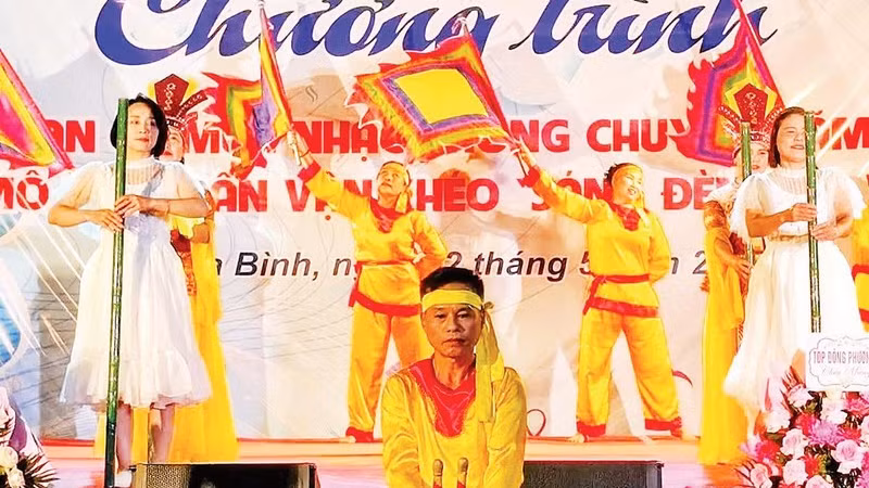 Tiết mục văn nghệ do người dân dàn dựng, biểu diễn tại lễ ra mắt mô hình dân vận khéo “Sáng đèn nhà văn hóa” ở phường Hòa Bình, Hải Phòng.