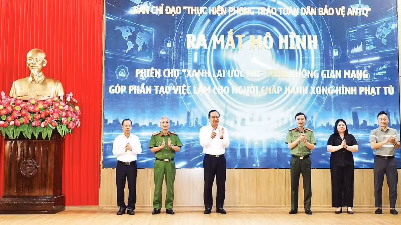 Các đại biểu bấm nút ra mắt mô hình Phiên chợ “Xanh lại ước mơ” trên không gian mạng.