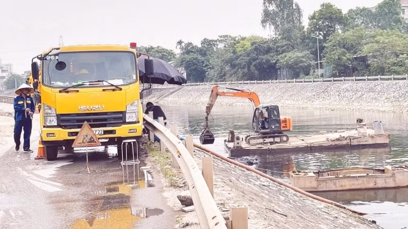 Công nhân Công ty TNHH MTV Thoát nước Hà Nội nạo vét lòng sông Tô Lịch, chuẩn bị cho mùa mưa 2026.