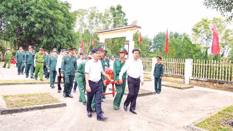 Sư đoàn 968 phối hợp chính quyền xã Hiếu Giang tổ chức trang trọng lễ truy điệu và an táng hài cốt liệt sĩ vào tháng 3/2026.