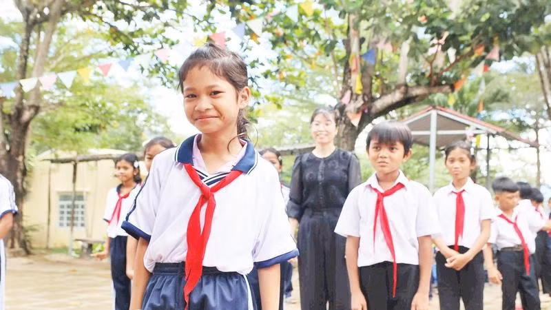 Em Pinăng Thị Trinh học sinh lớp 5, Trường tiểu học Bác Ái Tây cùng các bạn trong giờ học ngoại khóa tìm hiểu về bảo vệ rừng.