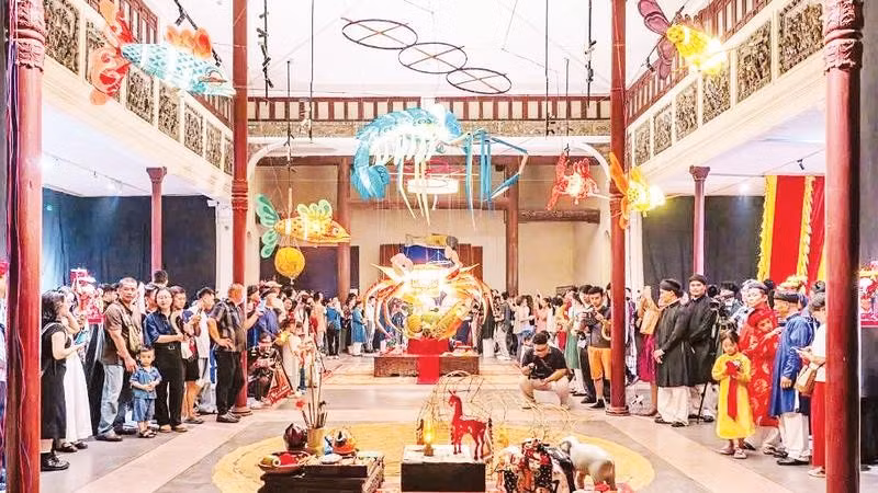 Trung tâm Văn hóa, nghệ thuật số 22 phố Hàng Buồm rực rỡ với những loại đèn Trung thu xưa được phục dựng.