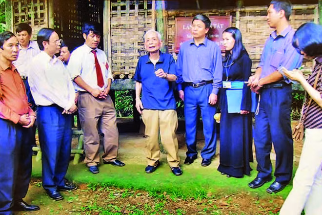 Nhà báo Hoàng Tùng thăm lán Khuôn Tát, nơi Bác Hồ giao nhiệm vụ cho Đại tướng Võ Nguyên Giáp trước giờ đi Chiến dịch Điện Biên Phủ. Ảnh: Tư liệu