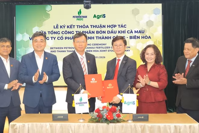 Đại diện hai bên: Ông Nguyễn Đức Hùng Linh, Phó Tổng Giám đốc khối Đầu tư, AgriS và ông Nguyễn Tuấn Anh, Phó Tổng Giám đốc PVCFC trao biên bản hợp tác