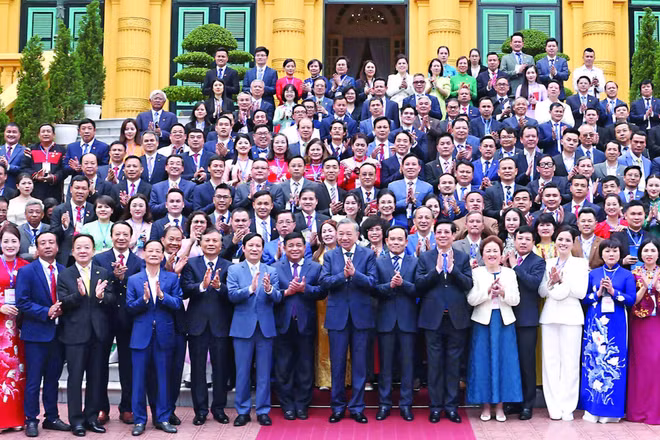 Tổng Bí thư Tô Lâm gặp mặt Đoàn đại biểu doanh nhân tiêu biểu của Liên đoàn Thương mại và Công nghiệp Việt Nam và Hội Doanh nhân tư nhân Việt Nam. Ảnh: TTXVN 
