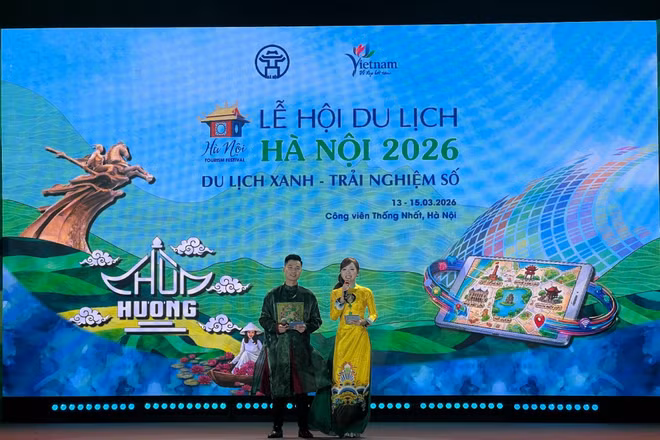 Không khí khai mạc chương trình.