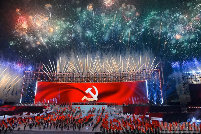 Pháo hoa rực sáng trên bầu trời Thủ đô Hà Nội chào mừng thành công Đại hội đại biểu toàn quốc lần thứ XIV Đảng Cộng sản Việt Nam. Ảnh: Đăng Khoa