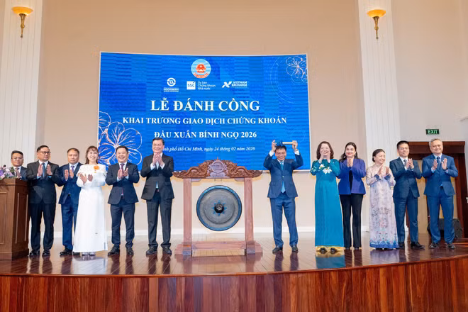 Lễ đánh cồng khai trương giao dịch chứng khoán xuân Bính Ngọ.