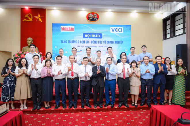 Các đại biểu tham dự Hội thảo chụp ảnh lưu niệm.