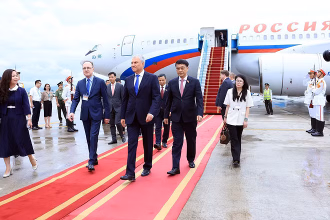 Chủ tịch Duma Quốc gia Quốc hội Liên bang Nga đến Hà Nội, bắt đầu thăm chính thức tới Việt Nam (Ảnh: TTXVN)