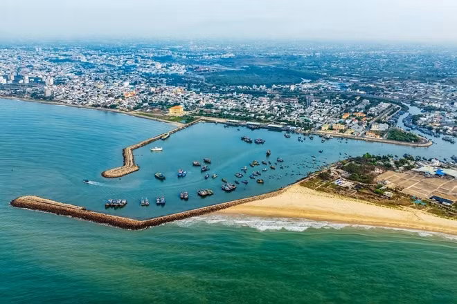 Biển Mũi Né sở hữu bờ cát dài, mịn và thoai thoải