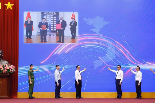 Các đại biểu đã thực hiện nghi thức bấm nút chính thức vận hành Hệ thống truy xuất nguồn gốc nông sản, đánh dấu việc đưa hệ thống vào hoạt động trên phạm vi toàn quốc. Ảnh: Khương Trung.