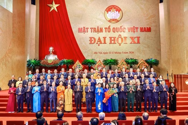 Doanh nhân Đỗ Quang Hiển (hàng thứ hai, thứ 9 từ trái sang) cùng Đoàn Chủ tịch Ủy ban Trung ương Mặt trận Tổ quốc Việt Nam khóa XI ra mắt Đại hội.