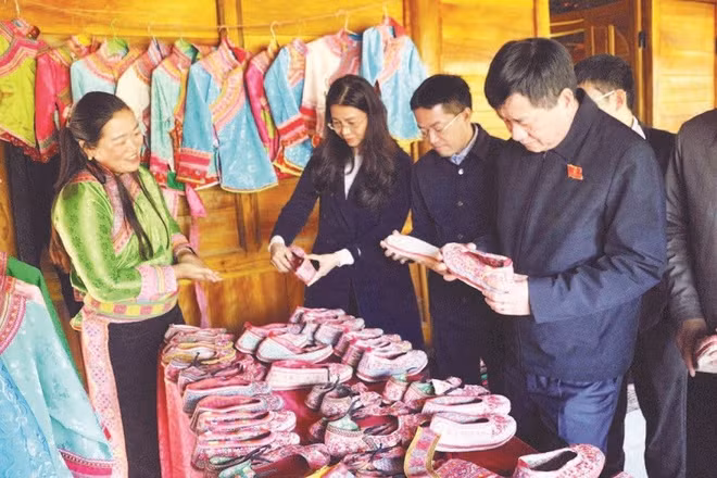 Nghề làm giày thêu của người dân bản Thèn Pả, xã Na Sang đã được công nhận nghề truyền thống.