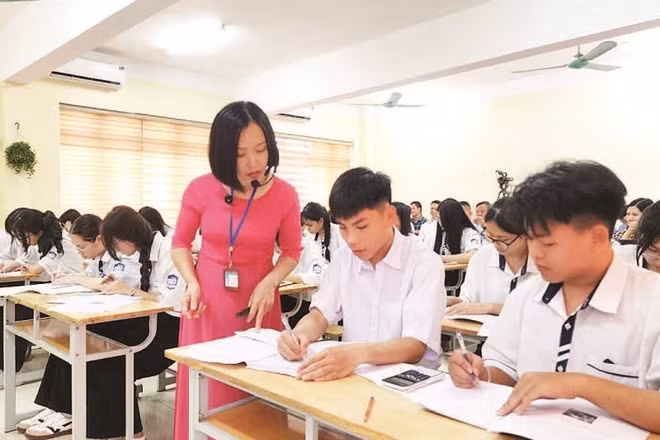 Giờ ôn thi tại Trường THPT Lê Văn Thịnh.